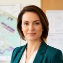 Amdy Ostrowska im maritimen Beratungsbüro in Nyon mit Hafenunterlagen